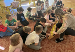 Pani prezentuje dzieciom liczydło abakus