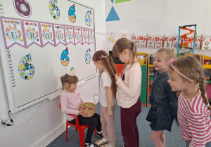 Grupa dzieci składa życzenia Michalinie