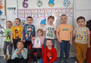 Chłopcy pozują do zdjęcia z Michaliną