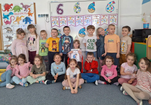 Cała grupa dzieci pozuje do zdjęcia z Michaliną