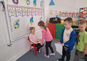 Grupa dzieci składa życzenia Michalinie