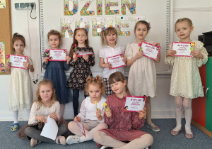 Dziewczynki pozują do zdjęcia na tle dekoracji