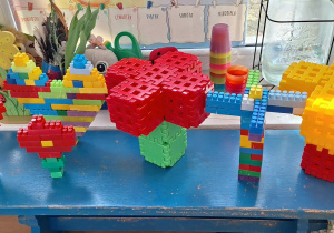 Wystawa zrobionych przez chłopców kwiatów z klocków