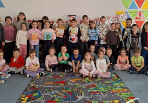 Uczniowie z klasy II a wraz z przedszkolakam pozowali do wspólnego zdjęcia