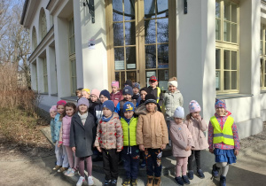 Grupa dzieci stoi przed budynkiem muzeum