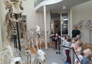 Grupa dzieci ogląda eksponaty w muzeum