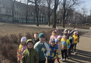 Dzieci idą przez park do muzeum