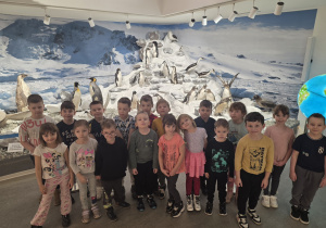 Grupa pozuje do zdjęciaD