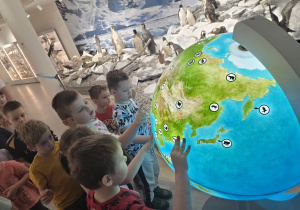 Dzieci oglądają globus