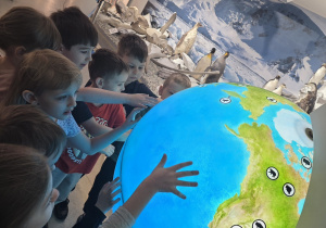 Dzieci oglądają globus