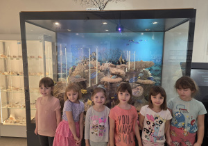 Dziewczynki pozują do zdjęcia