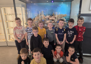 Chłopcy pozują do zdjęcia