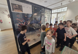 Dzieci zwiedzają muzeum