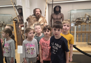 Grupa dzieci pozuje do zdjęcia