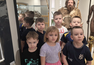 Grupa dzieci pozuje do zdjęcia