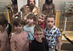 Grupa dzieci pozuje do zdjęcia