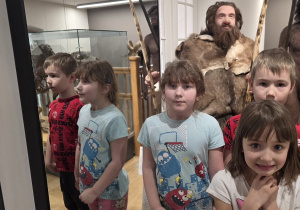 Grupa dzieci pozuje do zdjęcia