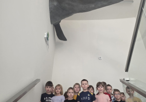 Dzieci pozują do zdjęcia