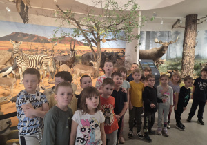 Dzieci w muzeum pozują do zdjęcia