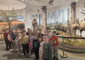 Dzieci pozują do zdjęcia