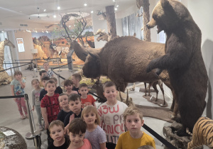 Dzieci pozują do zdjęcia