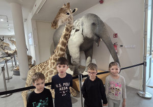 Grupa dzieci pozuje do zdjęcia