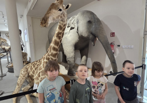 Grupa dzieci pozuje do zdjęcia