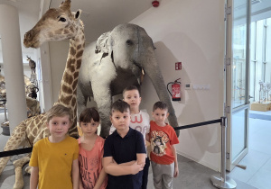 Grupa dzieci pozuje do zdjęcia