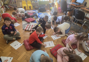 Dzieci rozwiązują zagadki