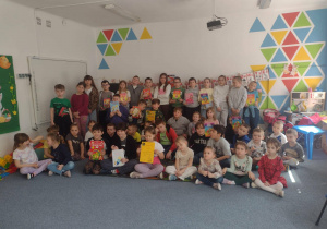 Przedszkolaki i uczniowie pozują do wspólnego zdjęcia