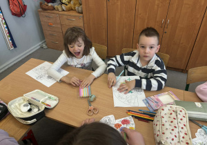 Chłopiec i dziewczynka kolorują kolorowankę