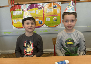 Dwóch chłopców w wiosennych czapeczkach