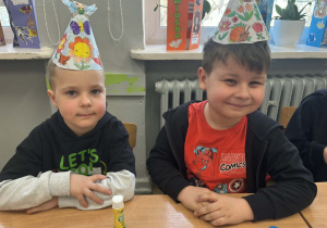 Dwóch chłopców w wiosennych czapeczkach