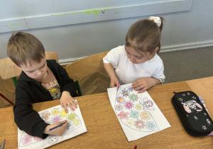 Chłopiec i dziewczynka kolorują kolorowankę