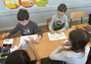 Chłopcy kolorują kolorowankę