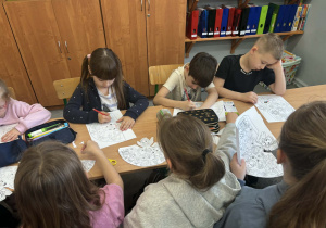 Dzieci kolorują kolorowankę