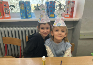 Dziewczynki w wiosennych czapeczkach