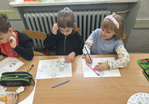 Dzieci kolorują kolorowankę