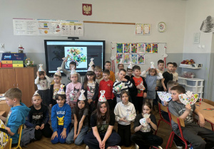 Przedszkolaki i ucznioweie ze swoimi pracami plastycznymi