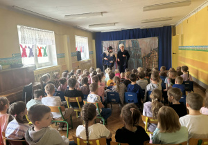 Dzieci patrzą na aktorów