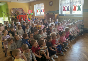 Dzieci siedzą i oglądają przedstawienie teatralne