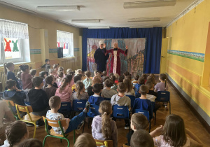 Dzieci patrzą na aktorów