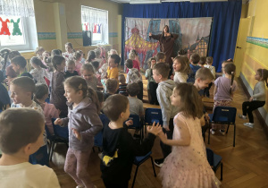 Dzieci bawią się wspólnie z aktorem