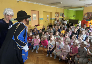 Dzieci patrzą na aktorów