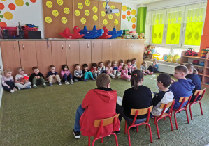 Przedszkolaki słuchają wierszy czytanych przez uczniów