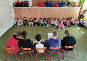 Przedszkolaki słuchają wierszy czytanych przez uczniów