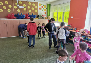 Przedszkolaki bawią się z uczniami