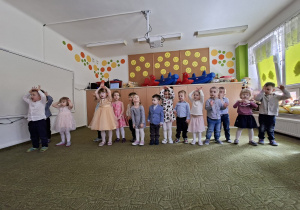 Grupa dzieci śpiewa piosenkę ilustrując ruchem jej trześć