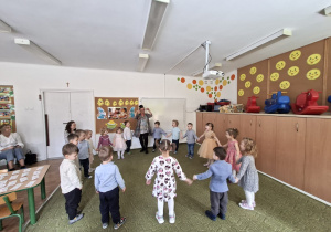 Dzieci tańczą w kole