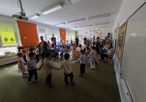 Dzieci tańczą w kole